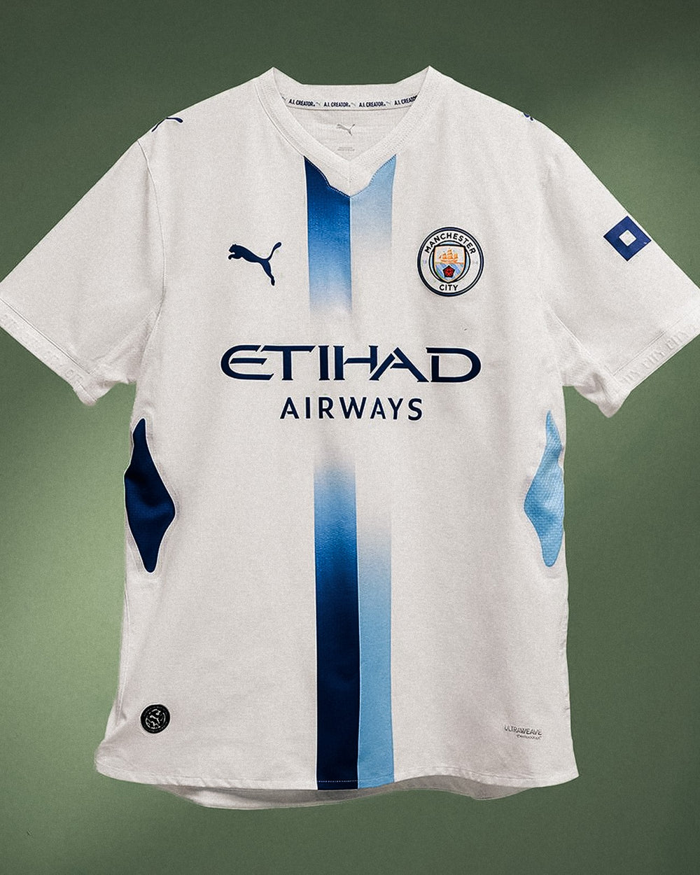 Manchester City étrenne son troisième maillot 2026-2027, le premier dessiné par l'IA