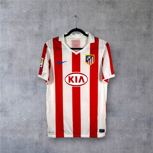 Vue avant du maillot domicile 2010-2011 de l'Atlético Madrid, sponsor KIA