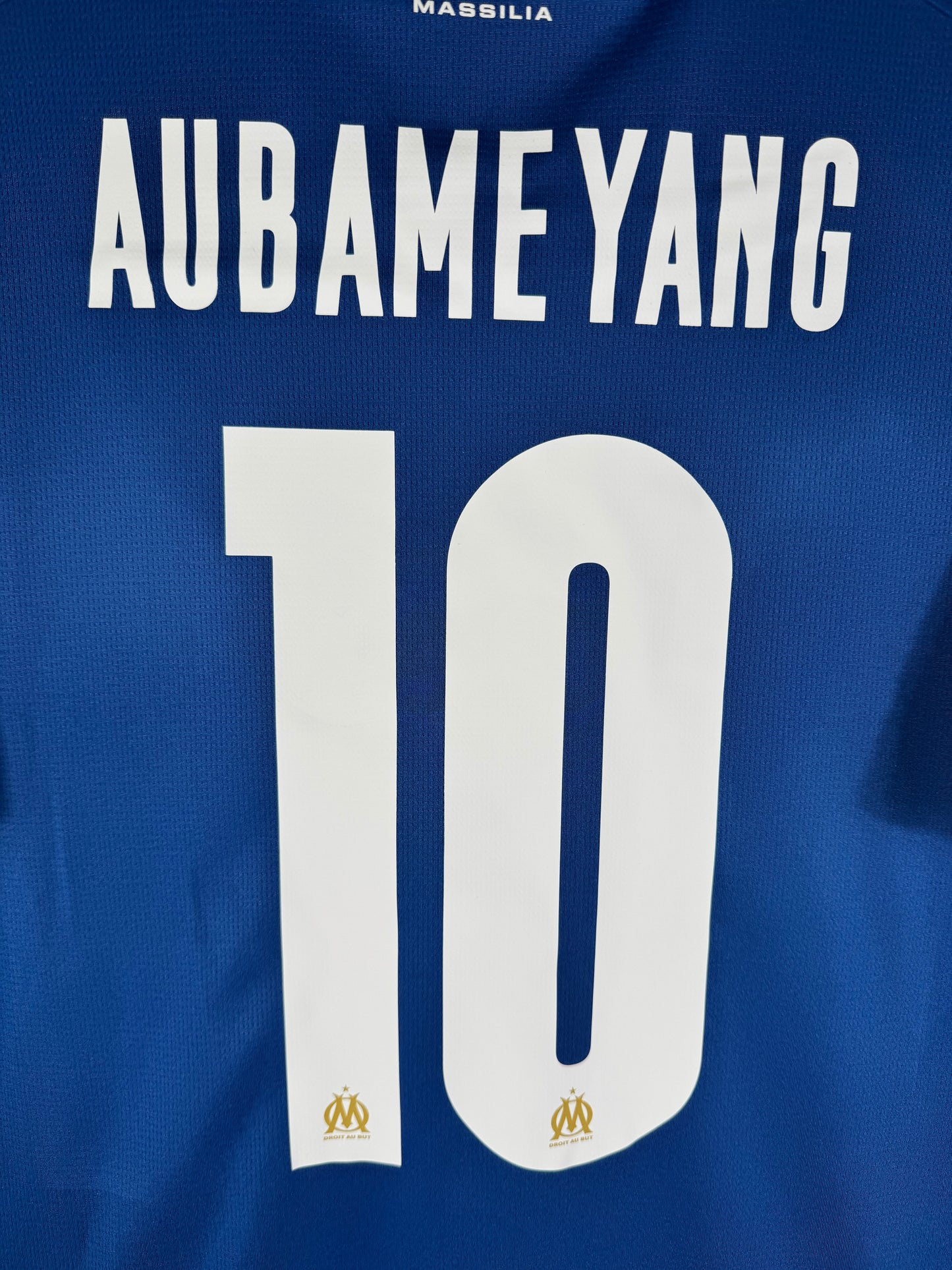 Zoom sur le nom AUBAMEYANG et le numéro 10 blanc, police officielle de l'OM 2024.