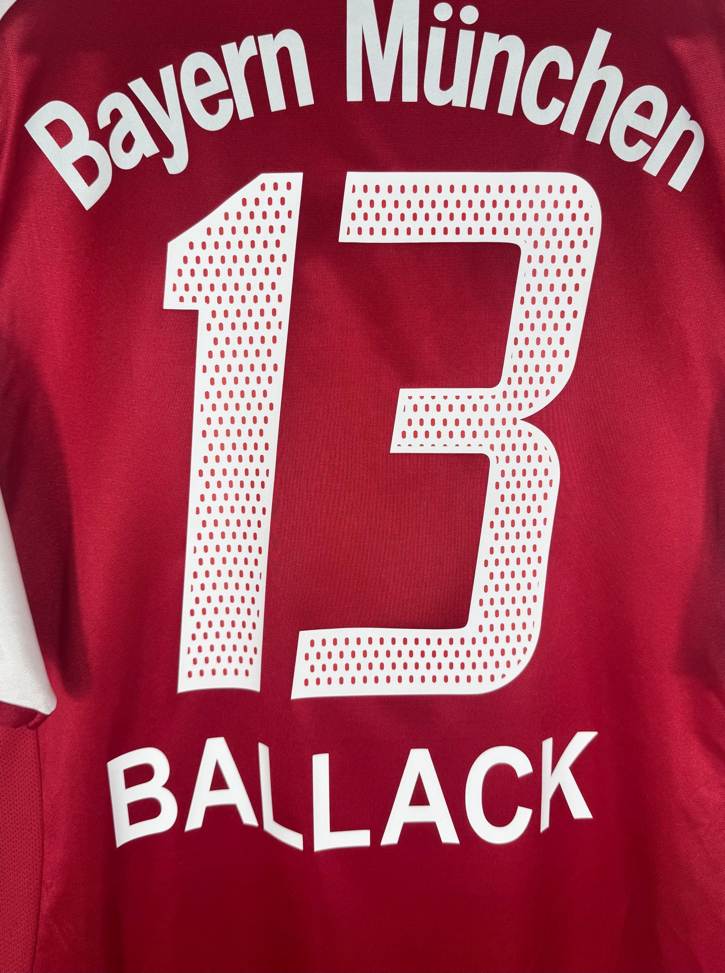 Zoom sur le numéro 13 strié et le nom BALLACK en bas du dos (style Bundesliga classique).