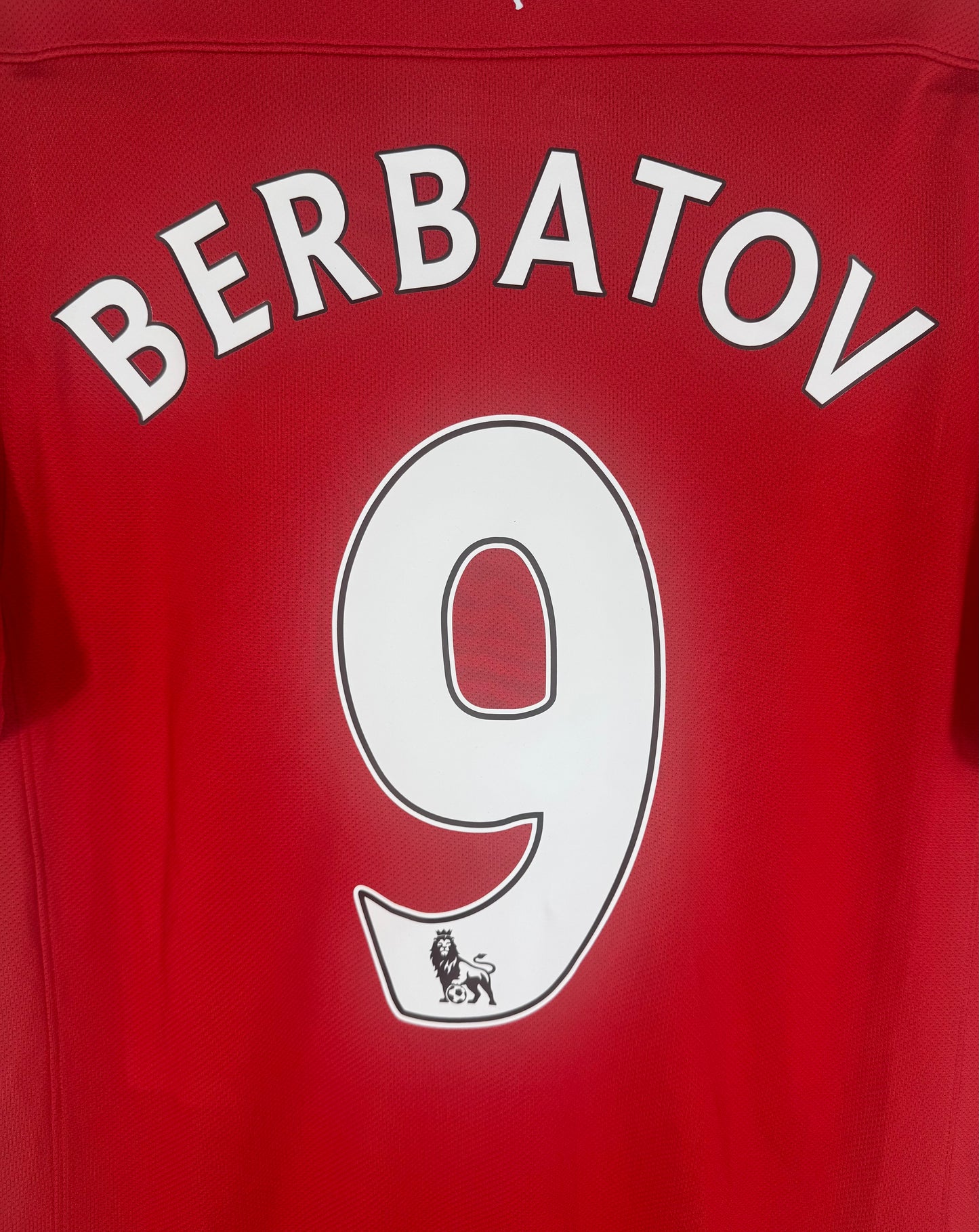Zoom sur le numéro 9 avec logo Premier League du maillot de Dimitar Berbatov.