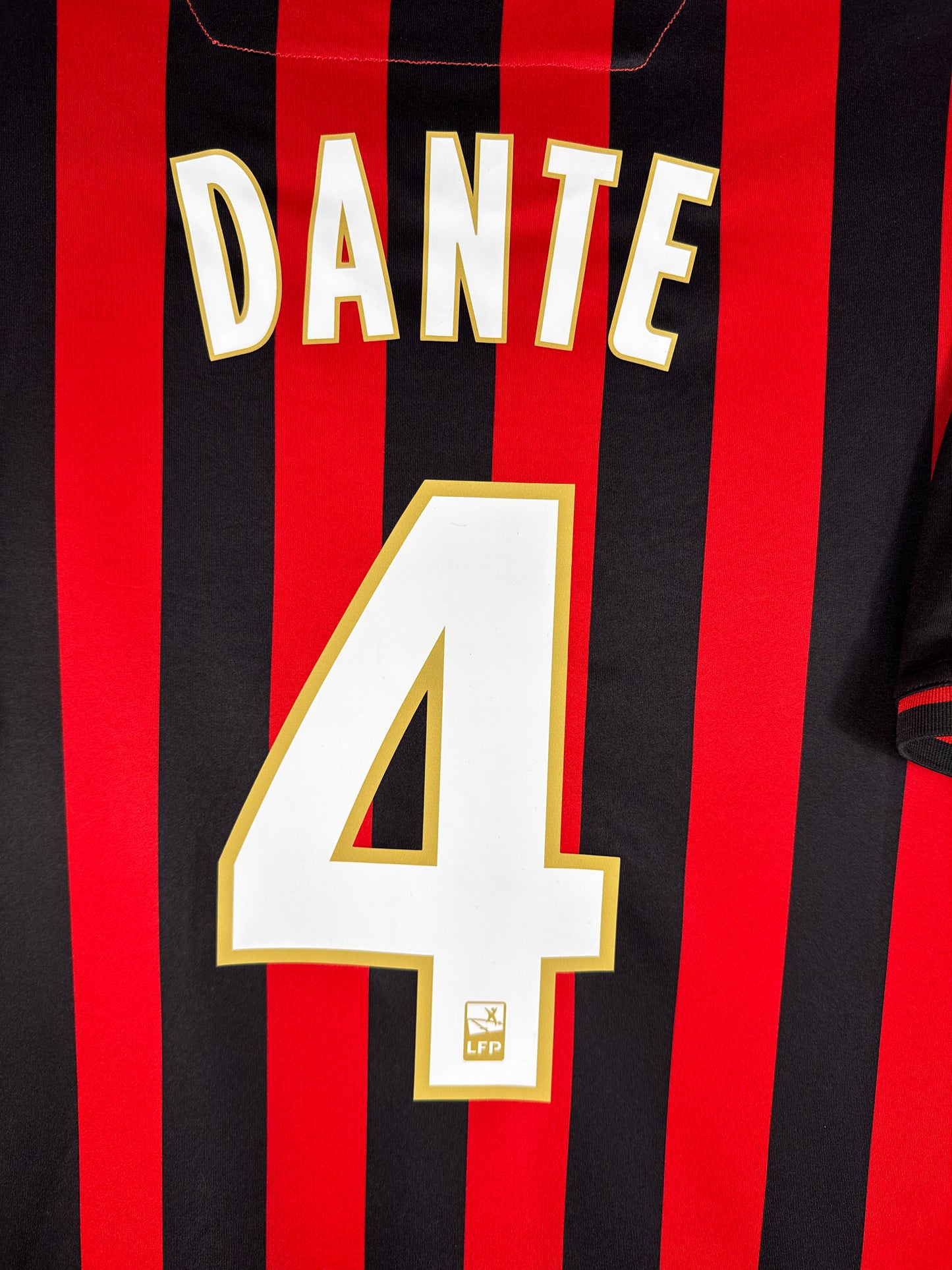 Zoom sur le nom DANTE et le numéro 4 blanc avec liseré or, typographie officielle Ligue 1 2019-2020.