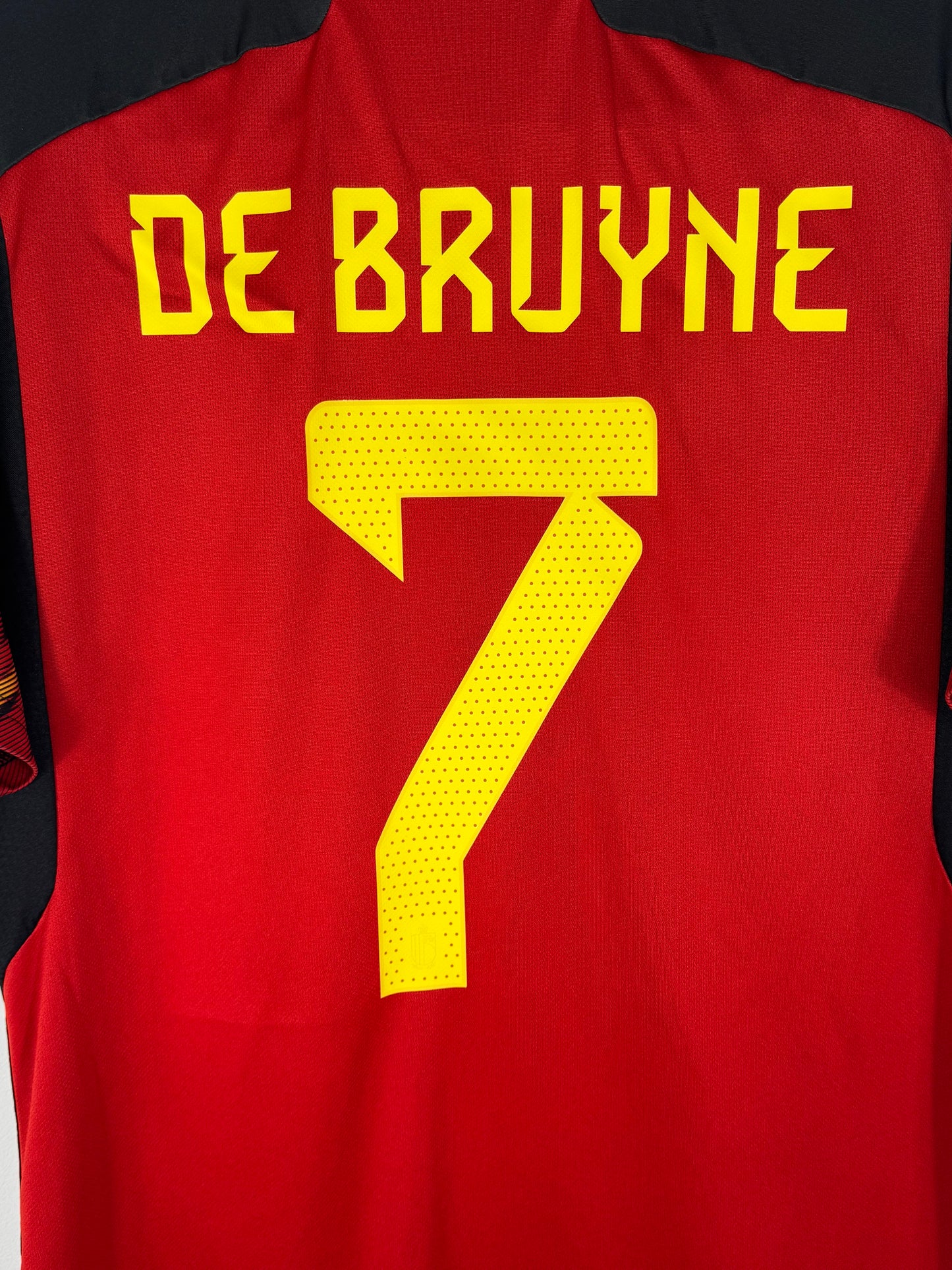 Zoom sur le nom DE BRUYNE et le numéro 7 jaune, police officielle Adidas Coupe du Monde 2022.