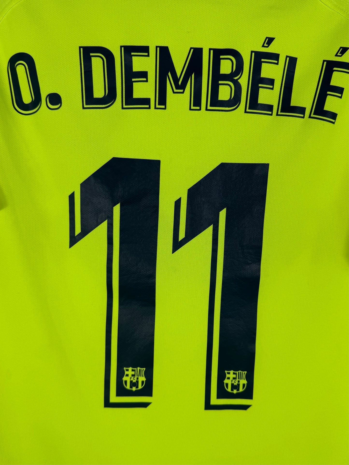 Gros plan flocage O.Dembélé numéro 11 police officielle La Liga sur maillot jaune.
