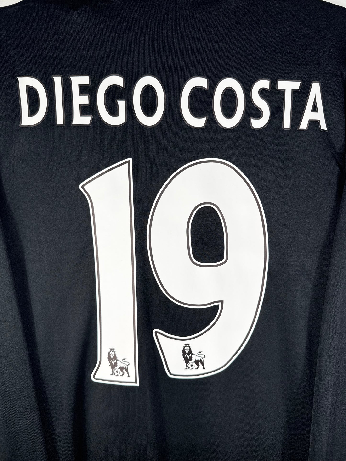 Zoom sur le nom DIEGO COSTA et le numéro 19 blanc, typographie officielle Premier League 2016-2017.
