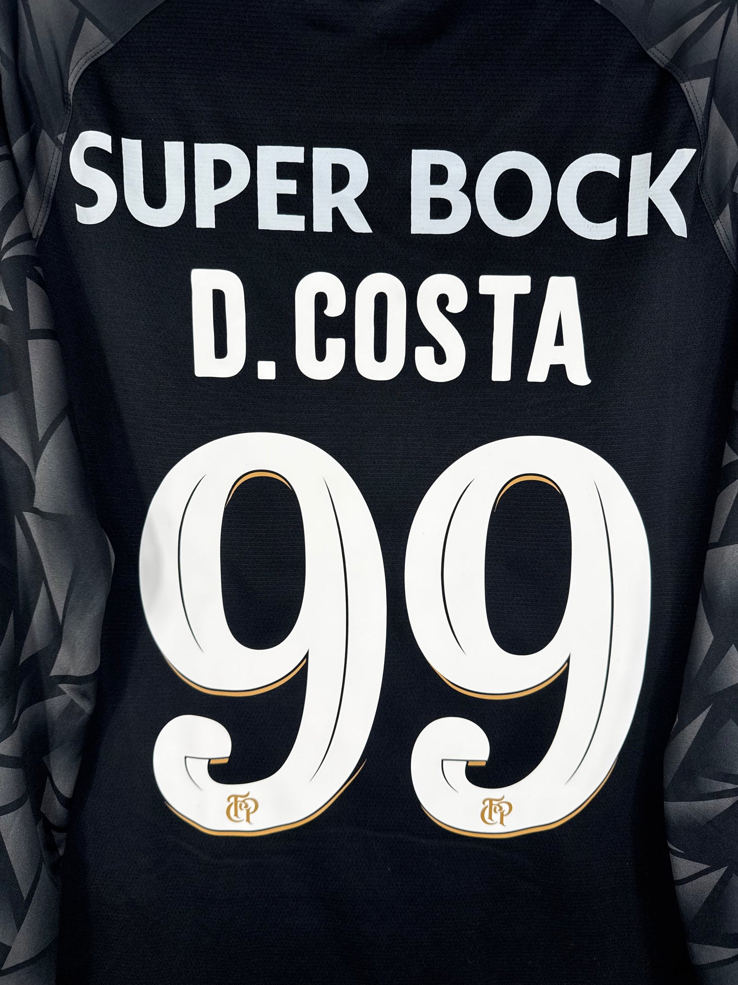 Zoom sur le sponsor Super Bock, le nom D.COSTA et le numéro 99 blanc de la typographie officielle du FC Porto.