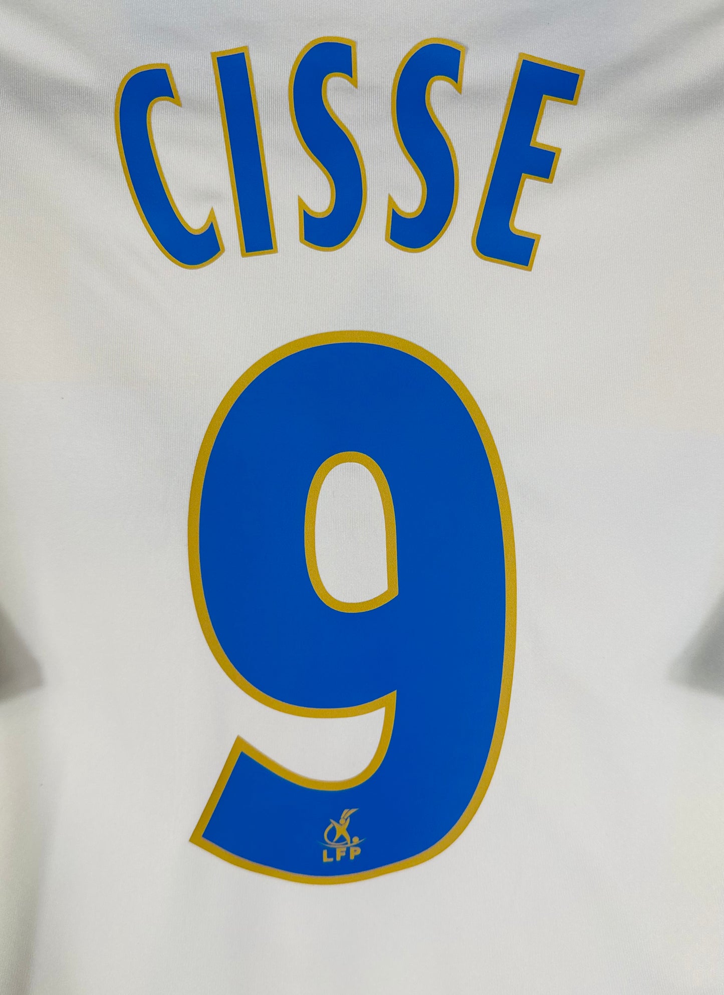 Zoom sur le nom CISSE et le numéro 9 avec le logo OM intégré dans le flocage.