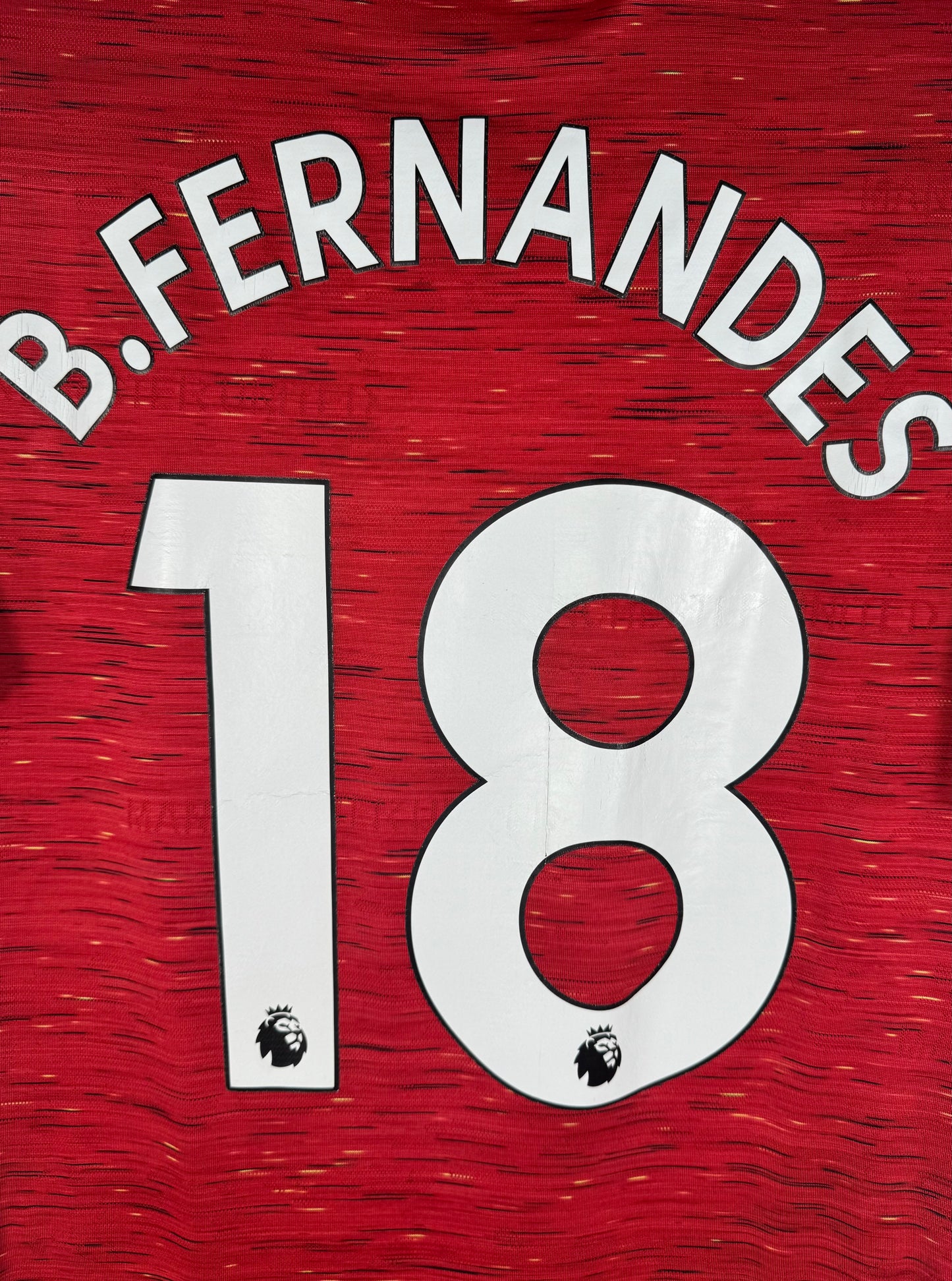 Gros plan flocage B.Fernandes numéro 18 police officielle Premier League.