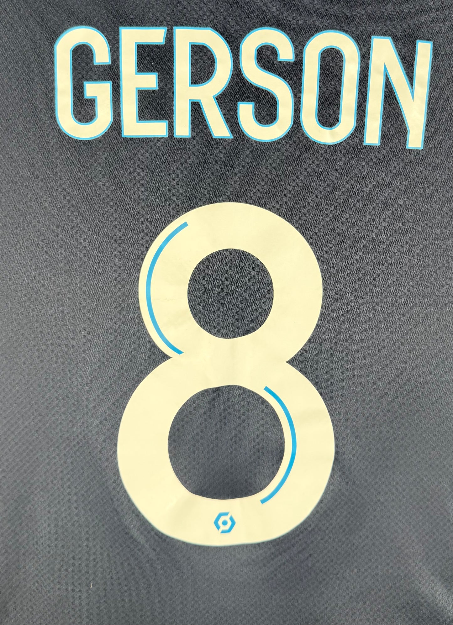 Gros plan flocage Gerson numéro 8 police officielle Ligue 1 maillot OM.
