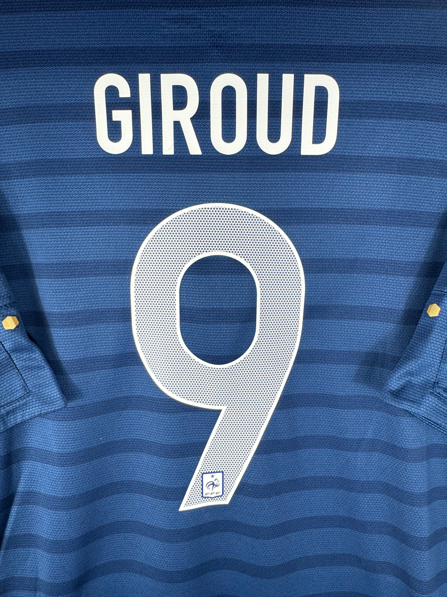Zoom sur le nom GIROUD et le numéro 9 doré, typographie officielle de l'Equipe de France à l'Euro 2012.
