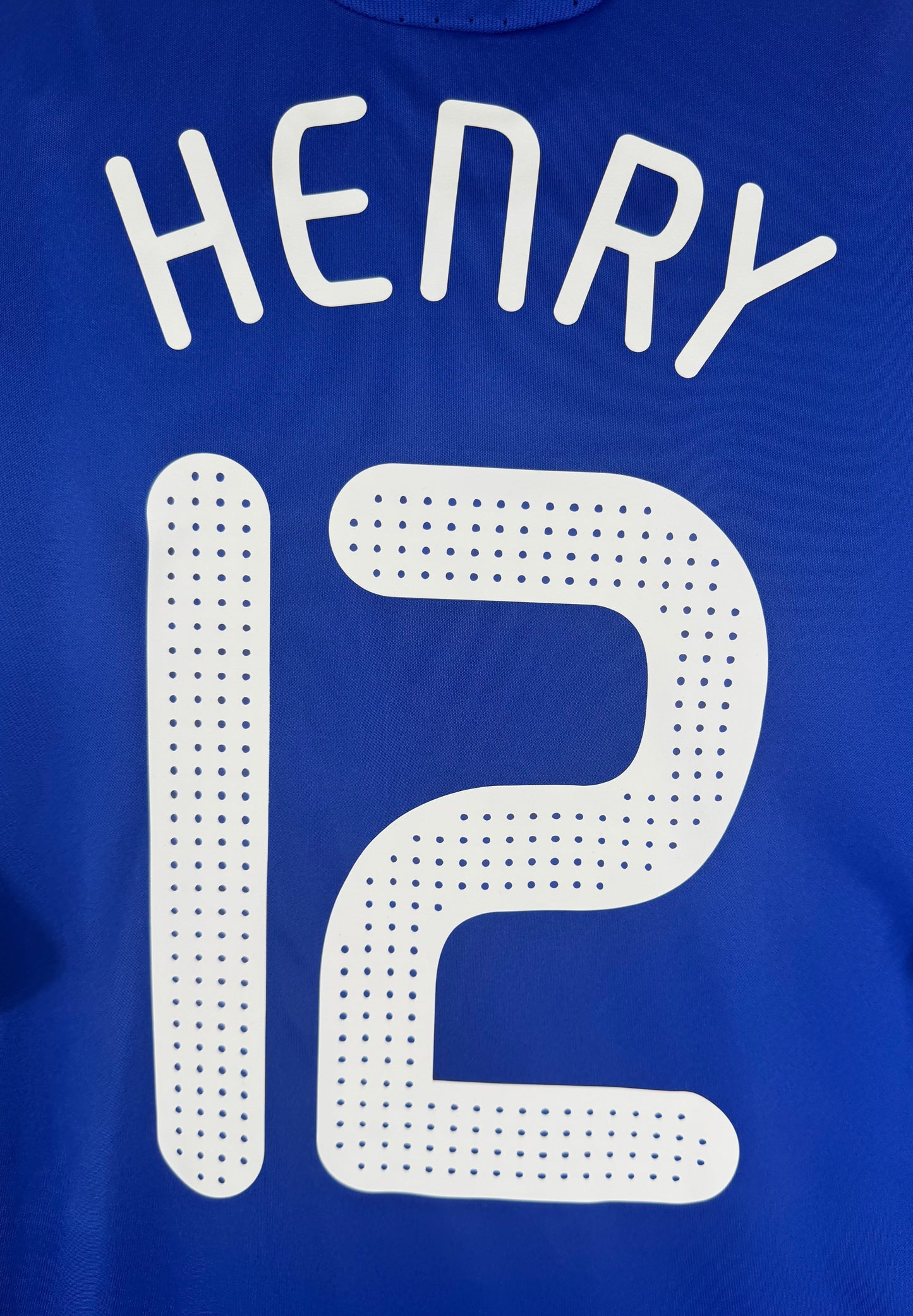 Zoom sur la typographie pointillée officielle du nom HENRY et numéro 12.