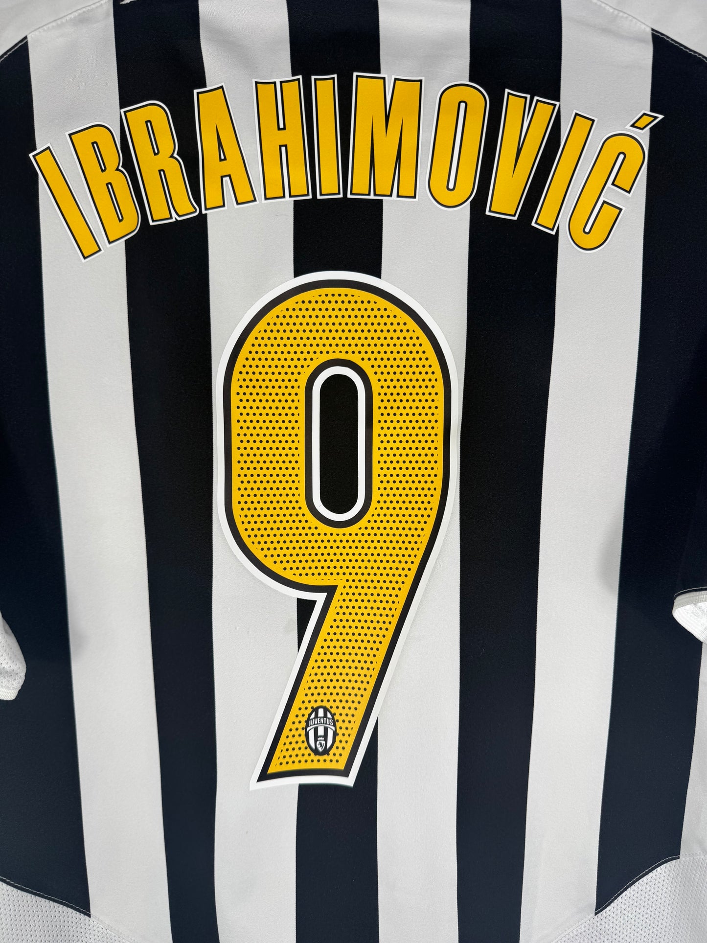 Zoom sur le nom IBRAHIMOVIC et le numéro 9 jaune emblématique.