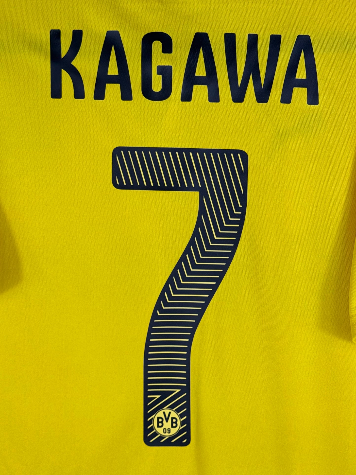 Zoom sur le nom KAGAWA et le numéro 7 noir à rayures intégrées.