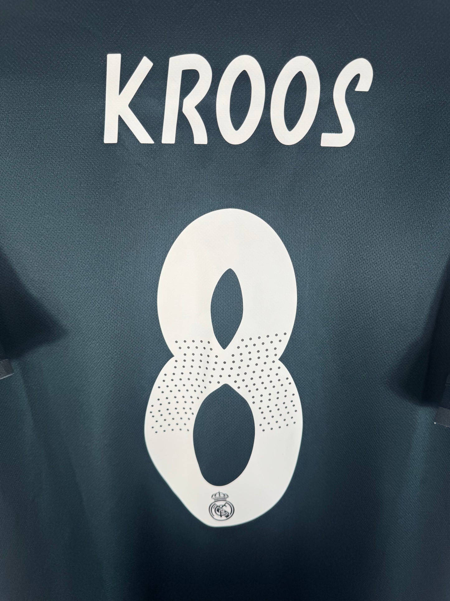Zoom sur le nom KROOS et le numéro 8 blanc, police officielle du Real Madrid 2019.