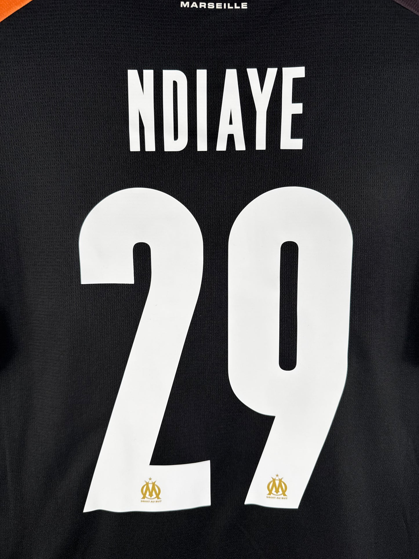 Zoom sur le nom NDIAYE et le numéro 29 blanc, police officielle de l'Olympique de Marseille 2024.