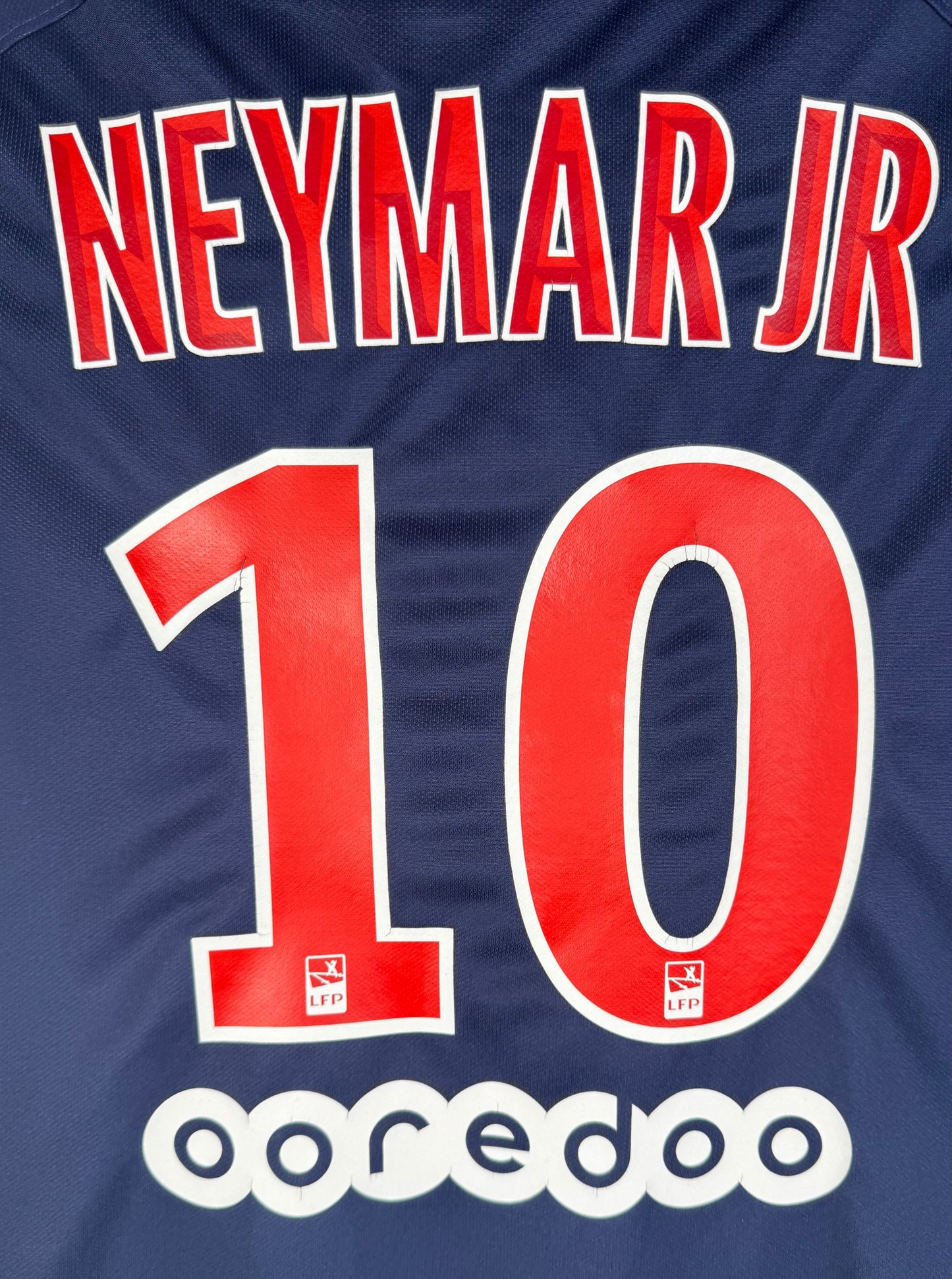 Gros plan flocage Neymar JR numéro 10 officiel rouge maillot PSG.