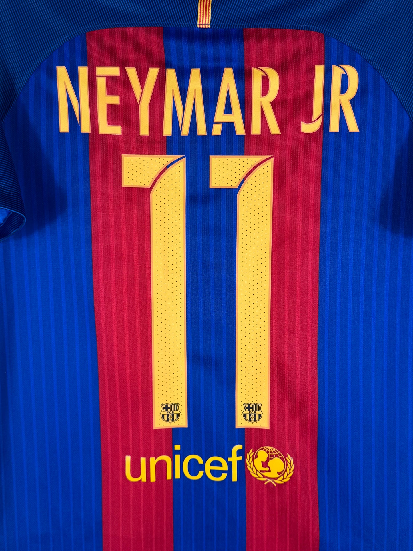 Zoom sur le nom NEYMAR JR et le numéro 11 jaune avec logo de La Liga intégré, et sponsor Unicef.