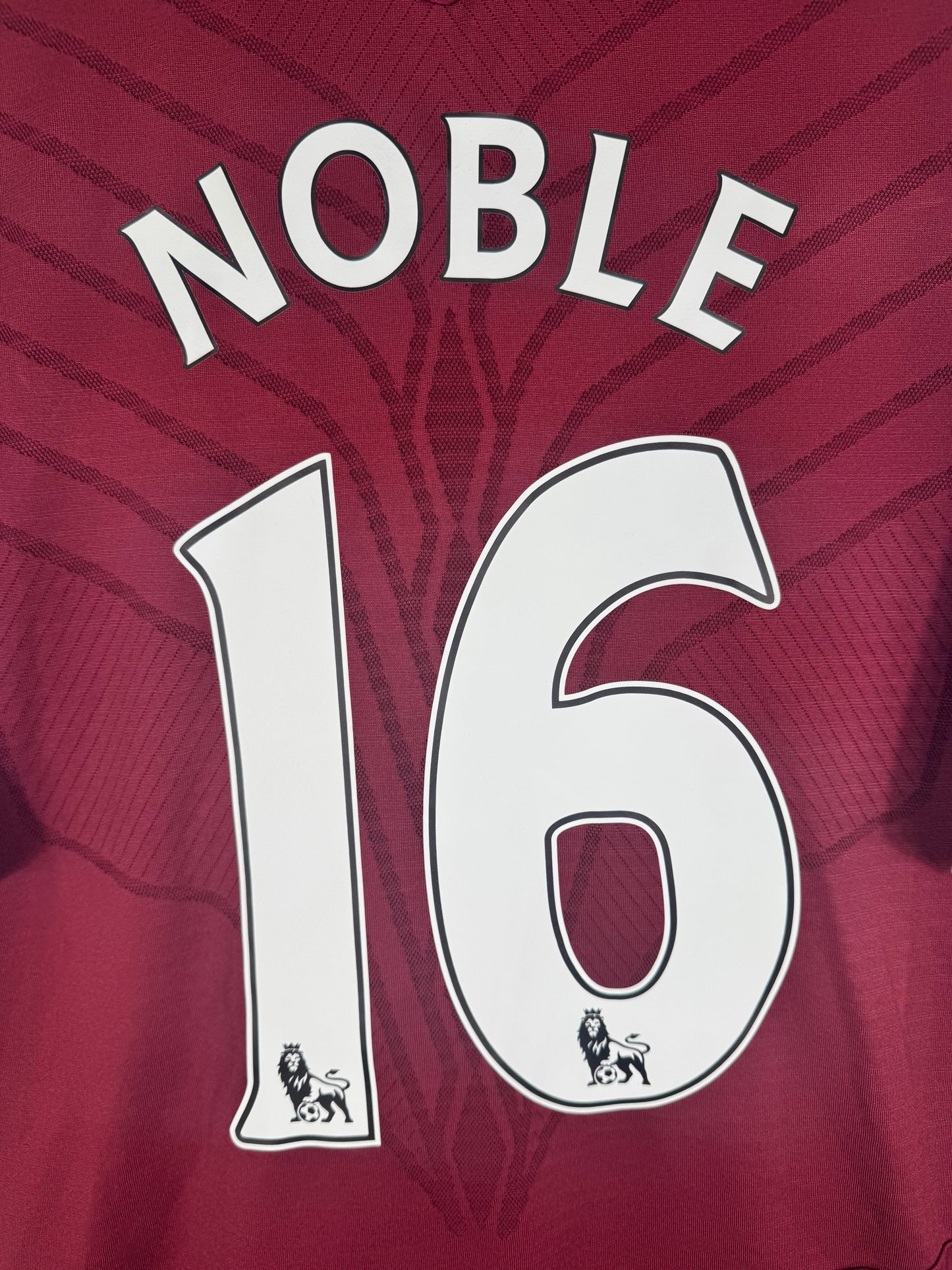 Zoom sur le nom NOBLE et le numéro 16 en feutrine blanche officielle PL.