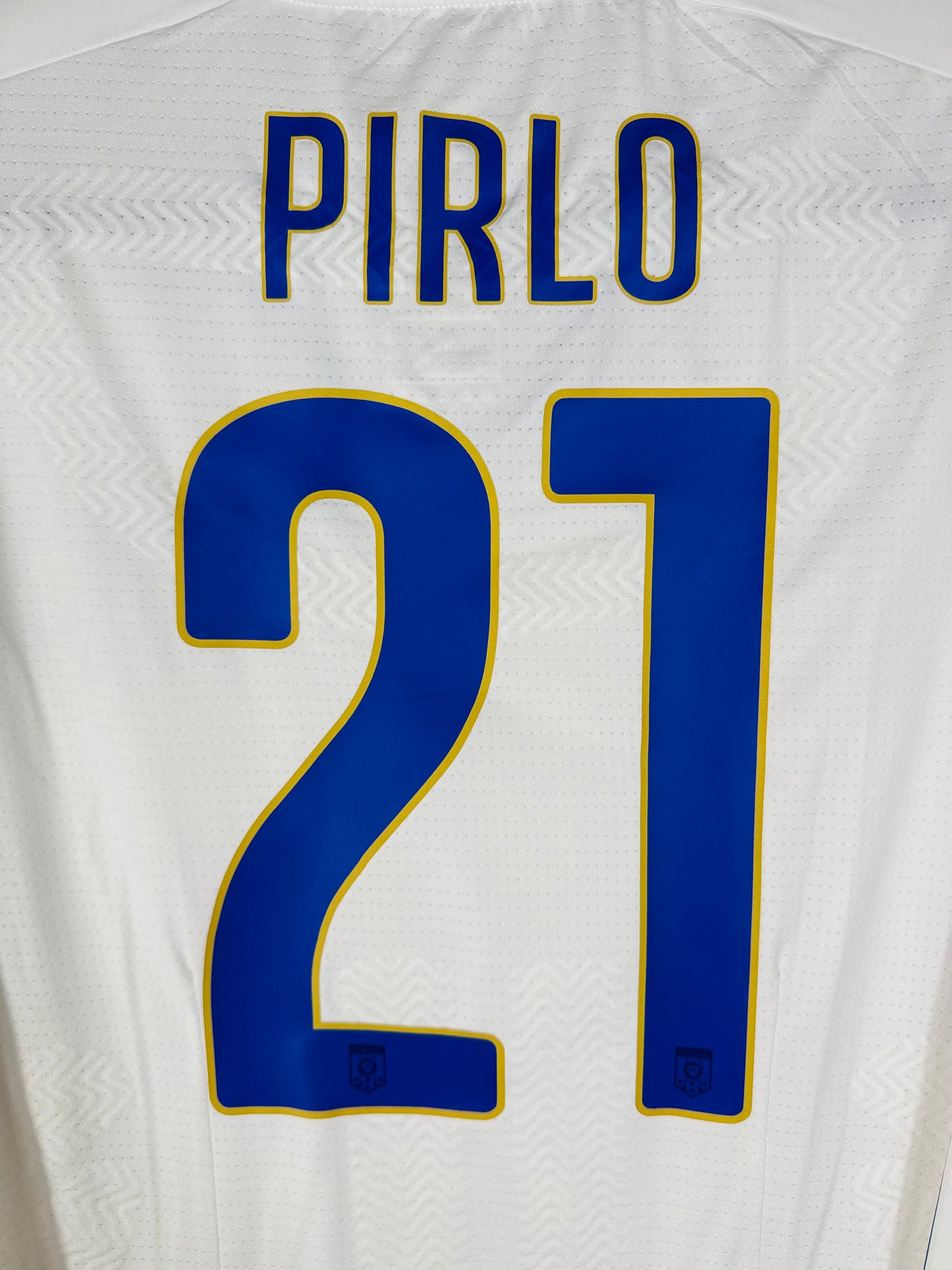 Zoom sur le nom PIRLO et le numéro 21 bleu avec typographie officielle de la sélection italienne.