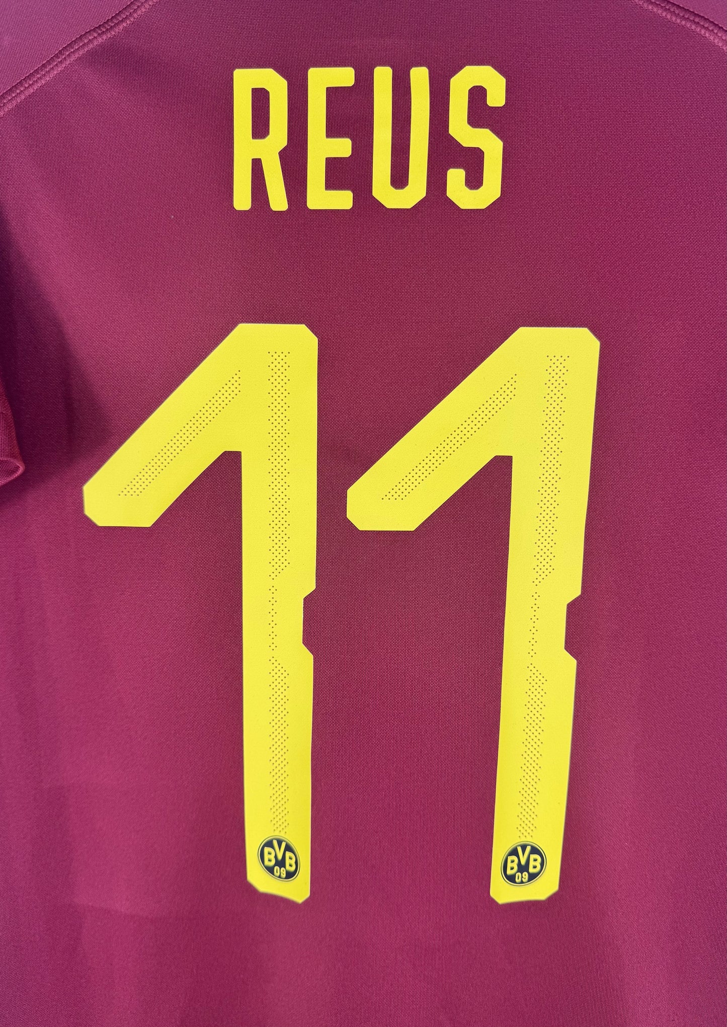 Zoom sur le nom REUS et le numéro 11 jaune fluo typique de la saison 2019.