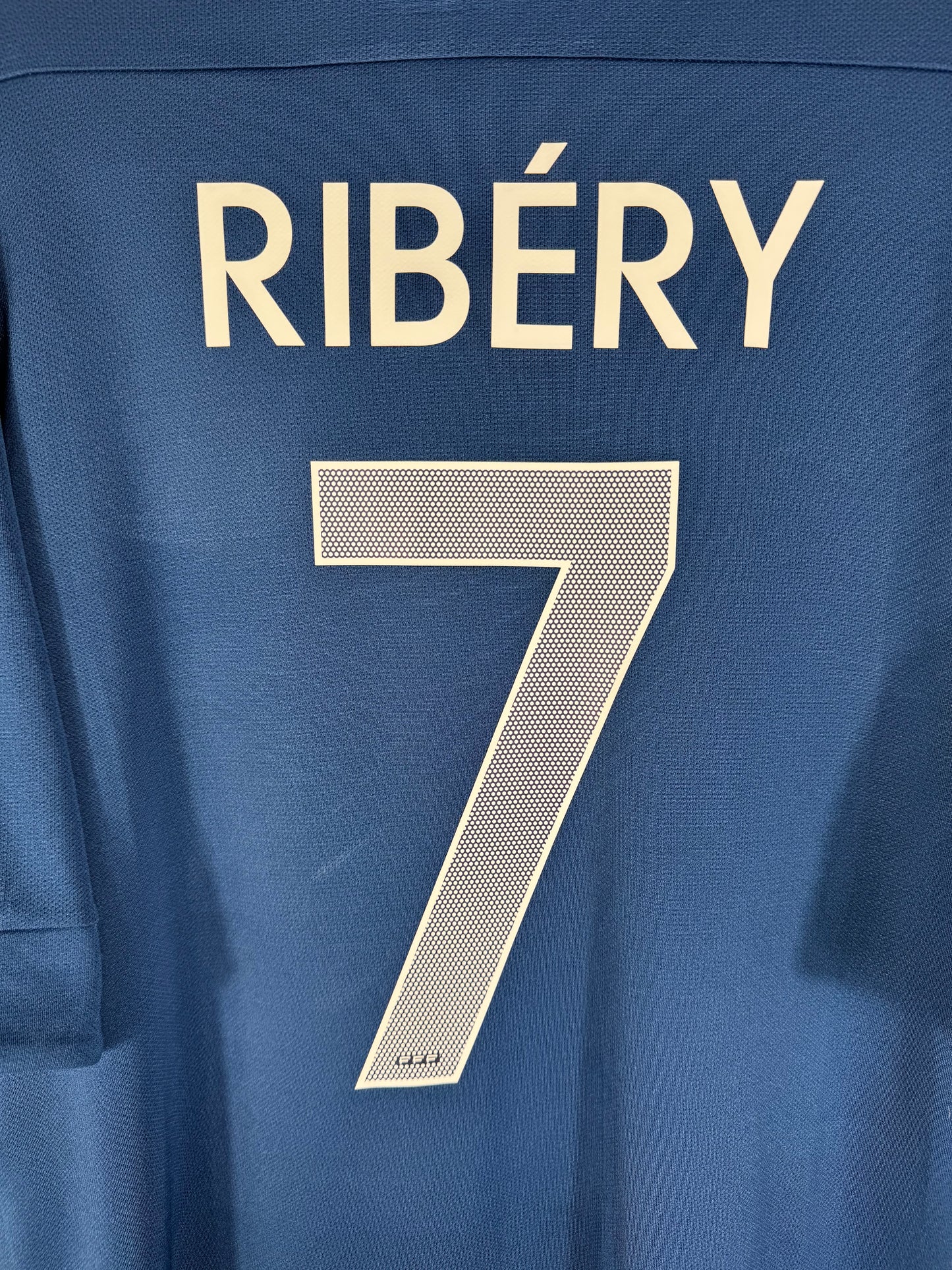 Zoom sur le nom RIBÉRY et le numéro 7 blanc avec rayures horizontales, typographie officielle FFF 2011.