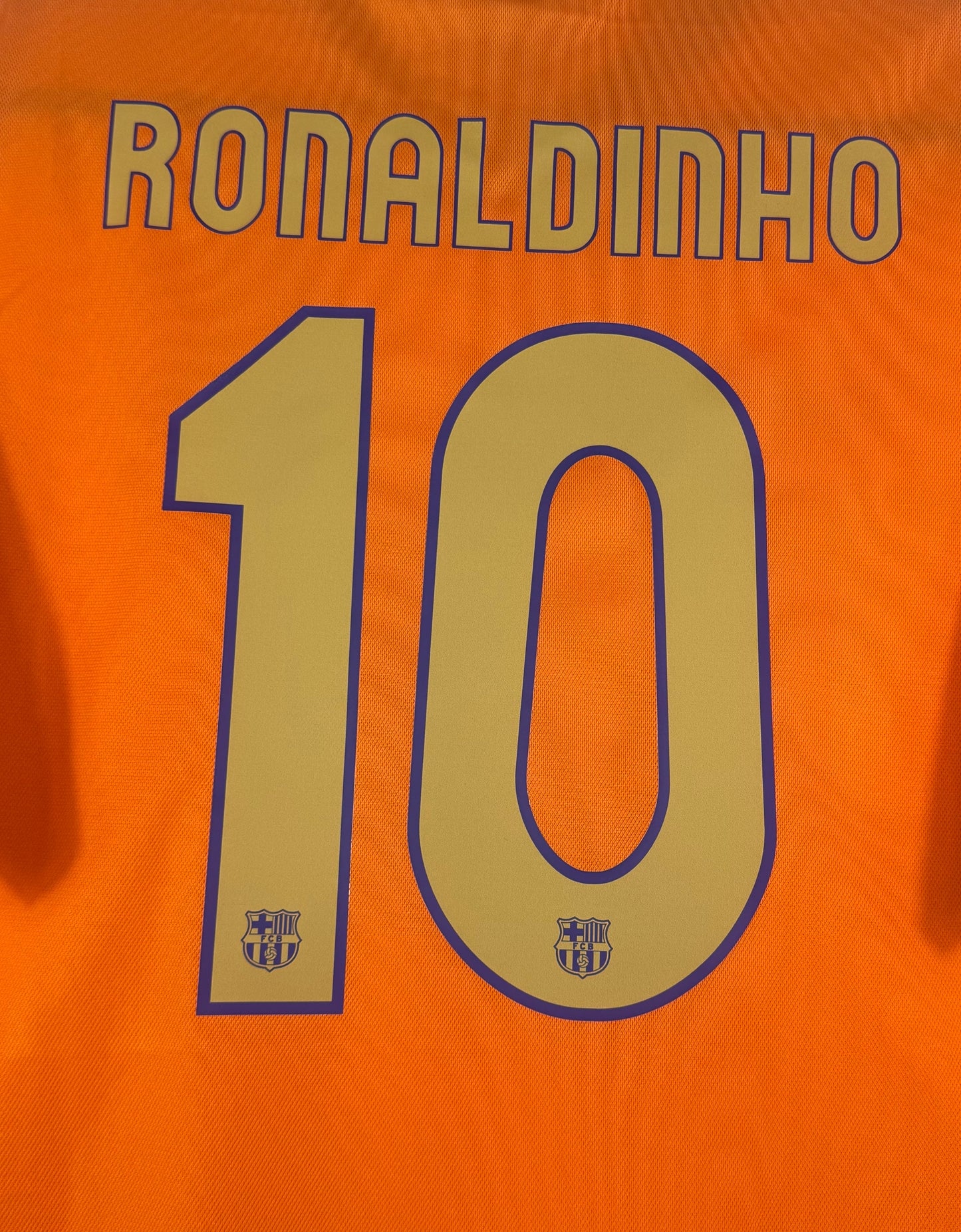 Zoom sur la typographie dorée du numéro 10 de Ronaldinho.