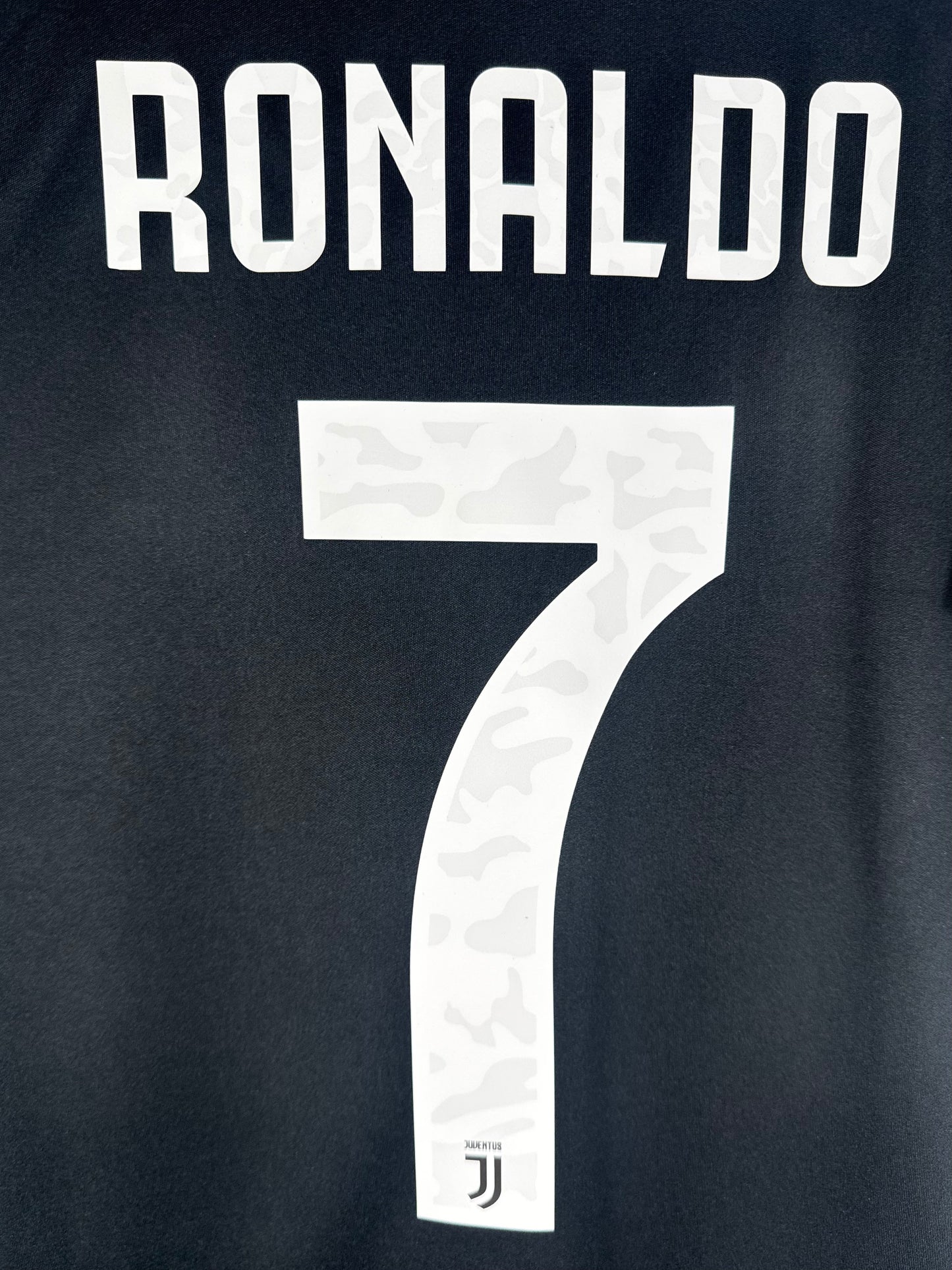 Zoom sur le nom RONALDO et le numéro 7 avec détails officiels du club