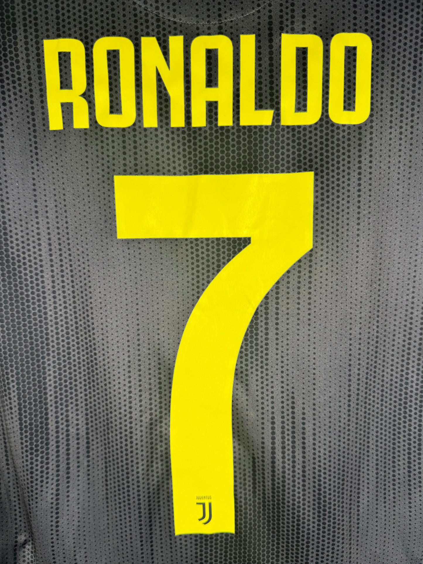 Zoom sur le nom RONALDO et le numéro 7 jaune fluo typique de la saison 2019.
