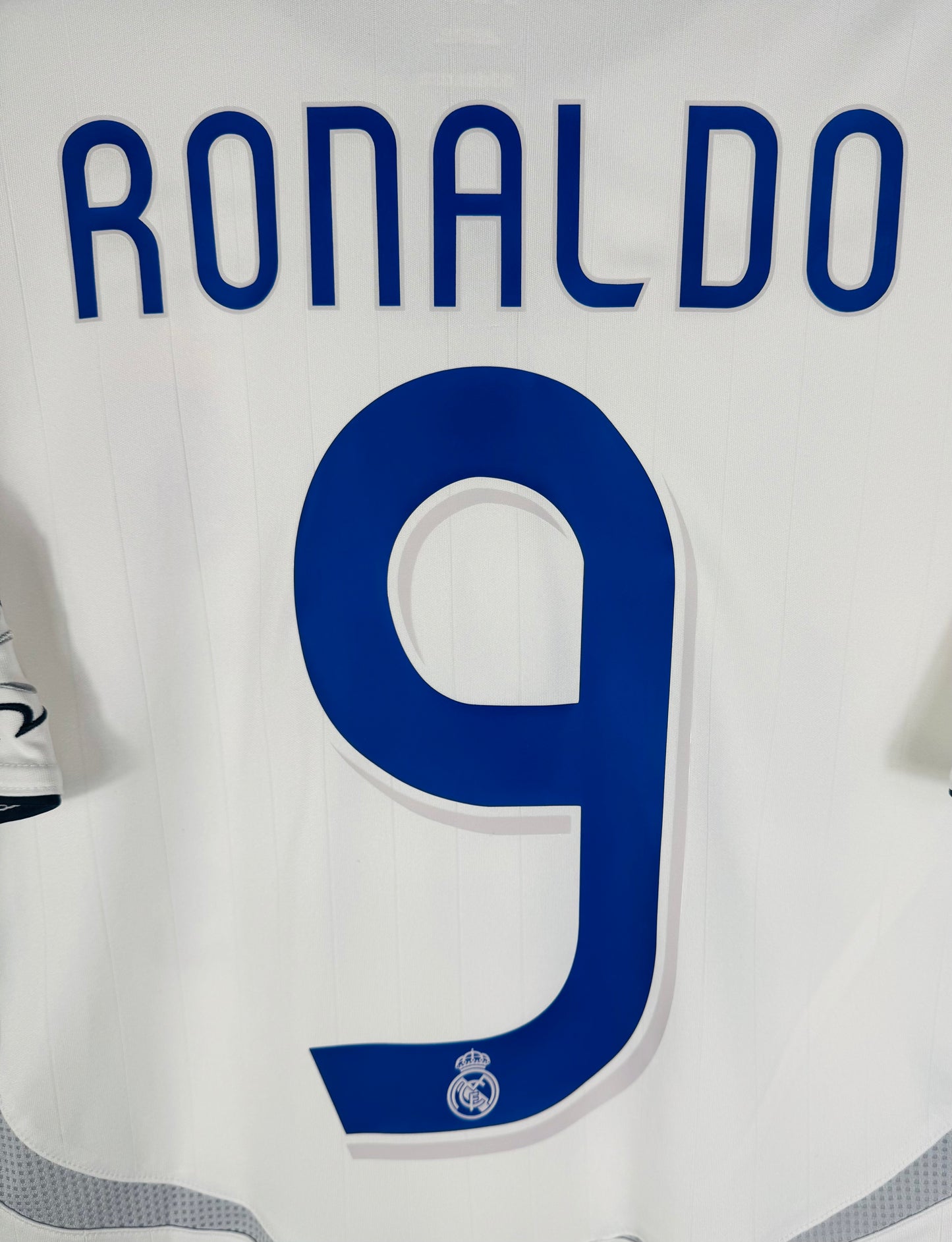 Zoom sur le nom RONALDO et le numéro 9 en typographie officielle bleue de la saison.