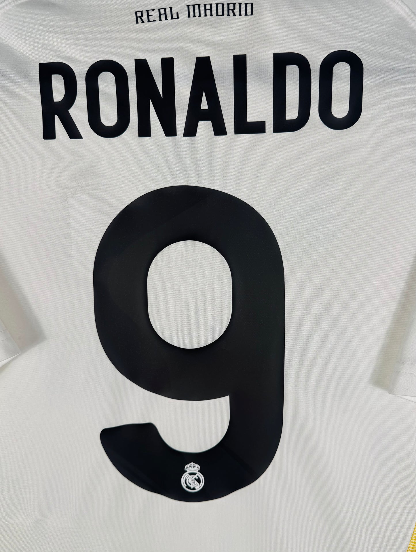 Zoom sur la typographie spécifique du nom RONALDO et le numéro 9 de sa première saison.