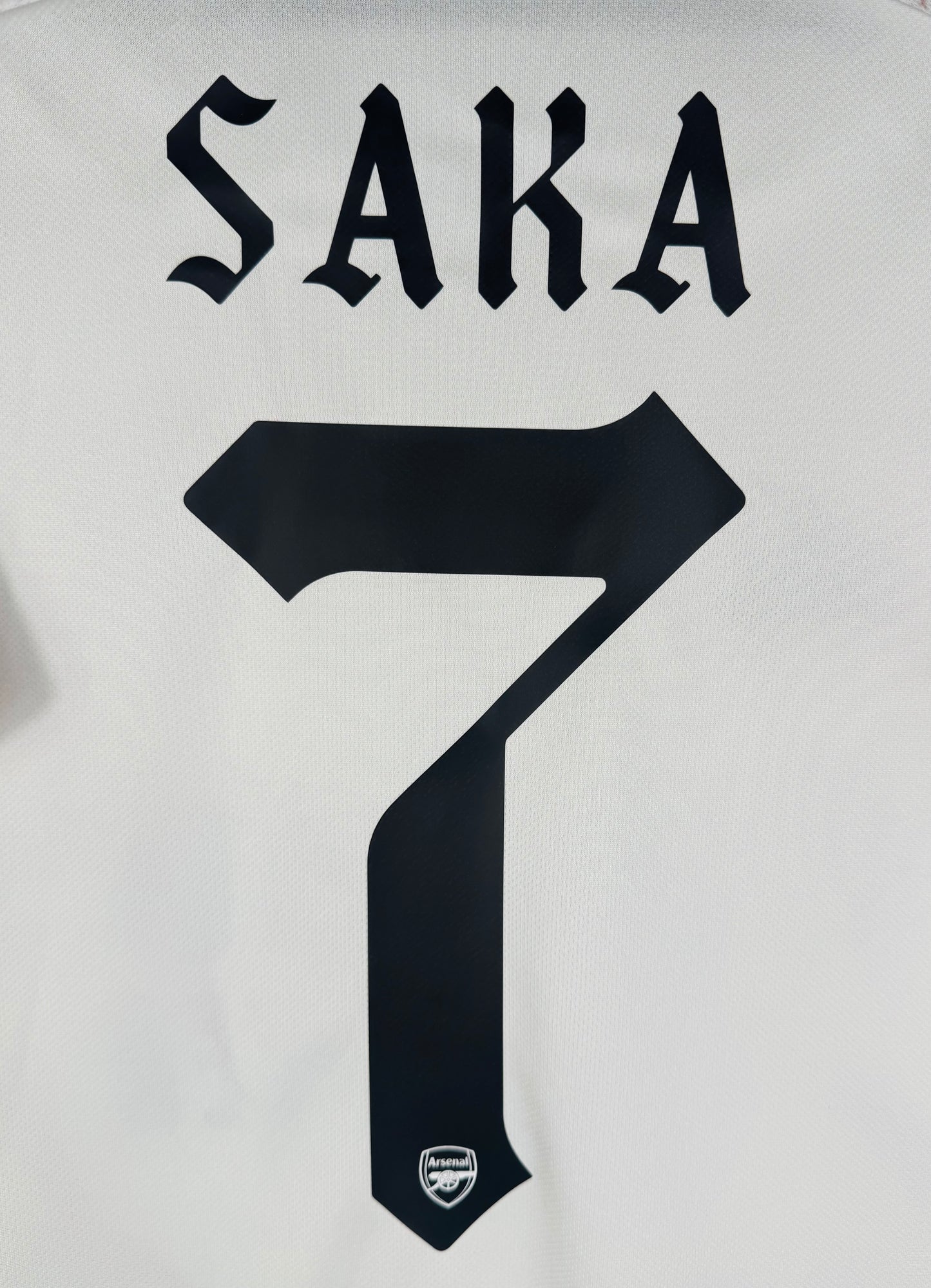 Zoom sur le numéro 7 et la typographie spéciale Coupe du nom SAKA.