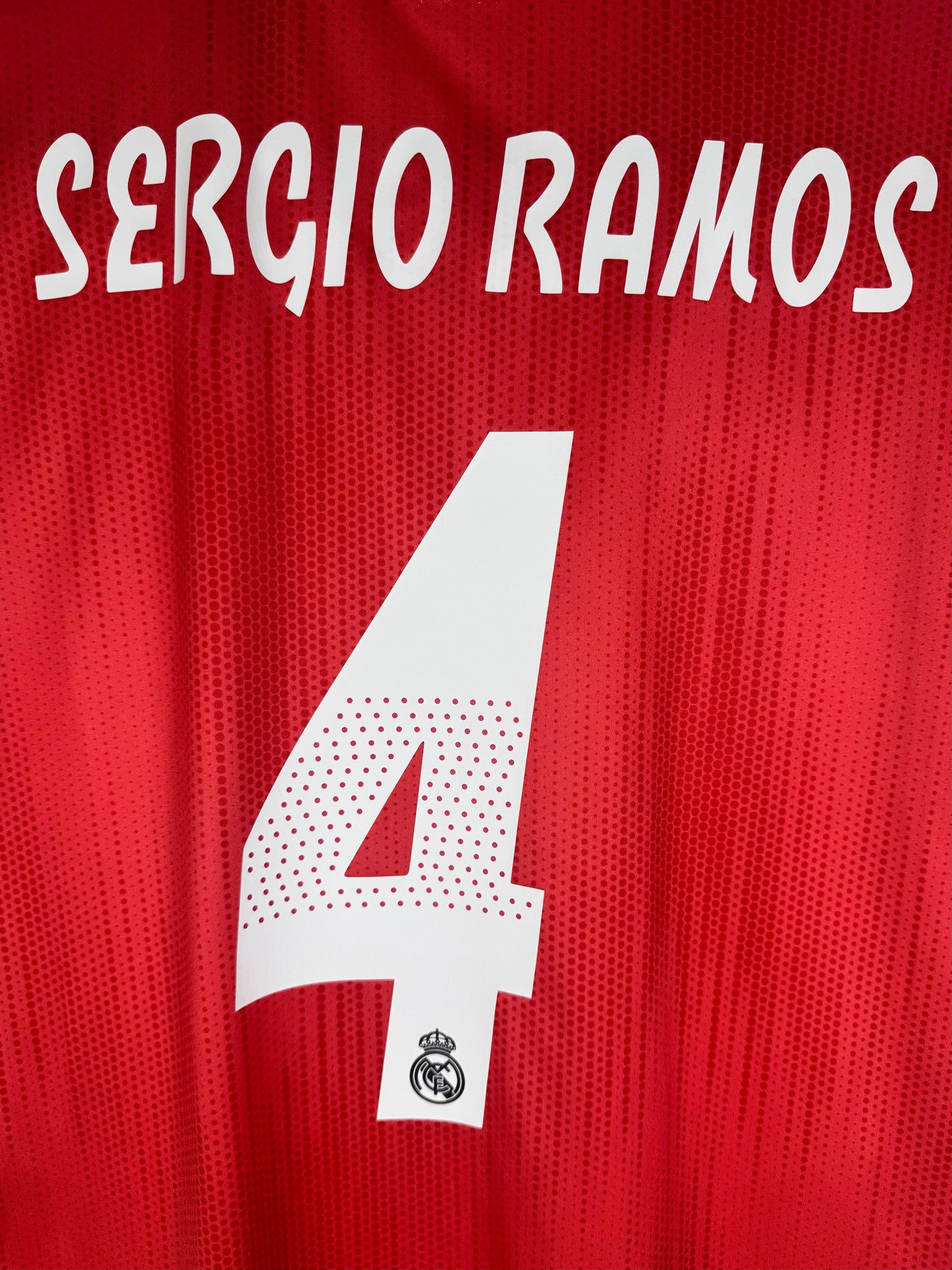 Zoom sur le nom SERGIO RAMOS et le numéro 4 blanc avec typographie officielle.