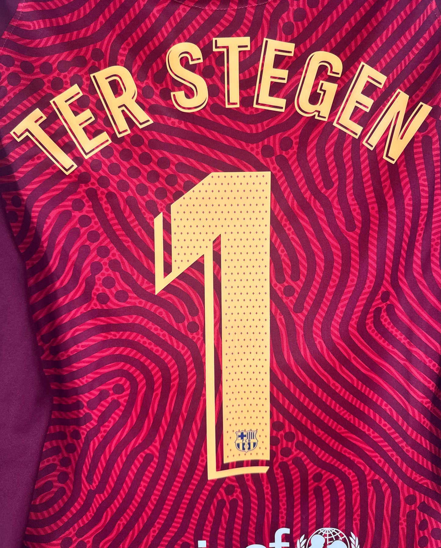 Zoom sur la typographie officielle du nom TER STEGEN sur le maillot gardien 2021.