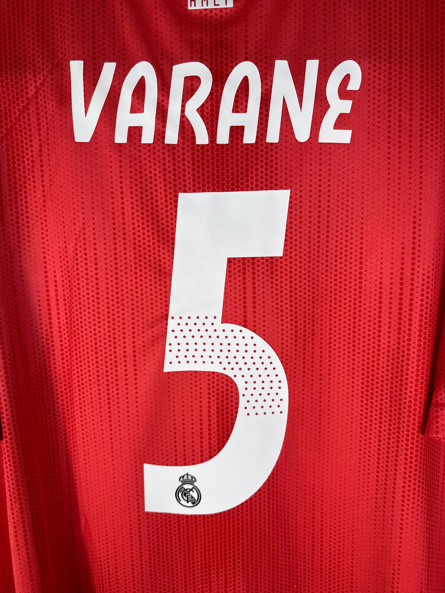Zoom sur le nom VARANE et le numéro 5 blanc avec typographie officielle Ligue des Champions du Real Madrid 2018-2019.