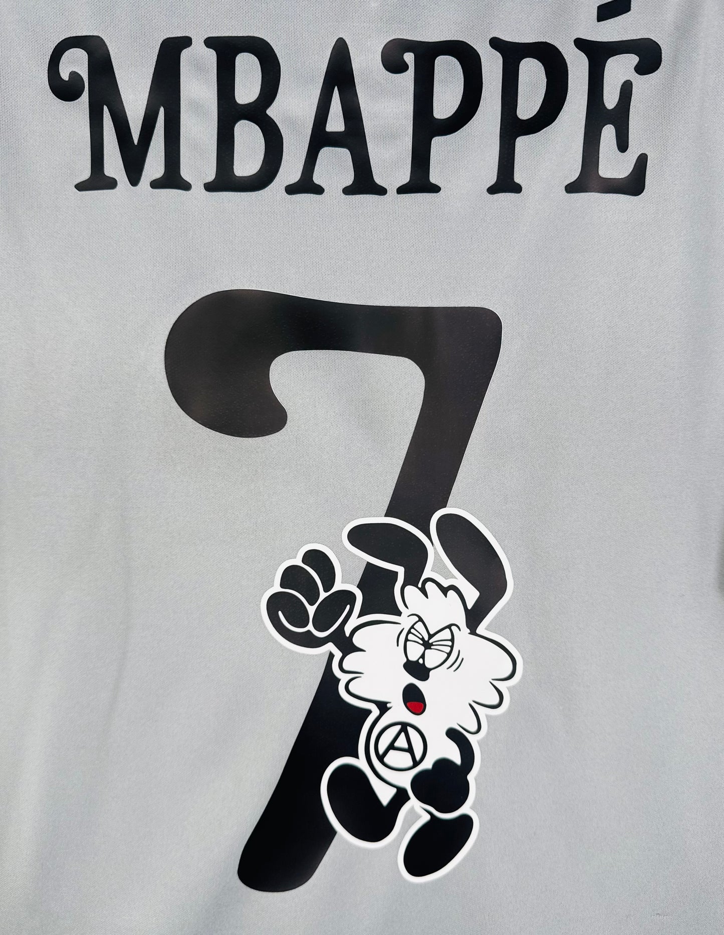 Zoom sur le numéro 7 Mbappé édition spéciale Japan Tour par l'artiste Verdy avec personnage Vick.