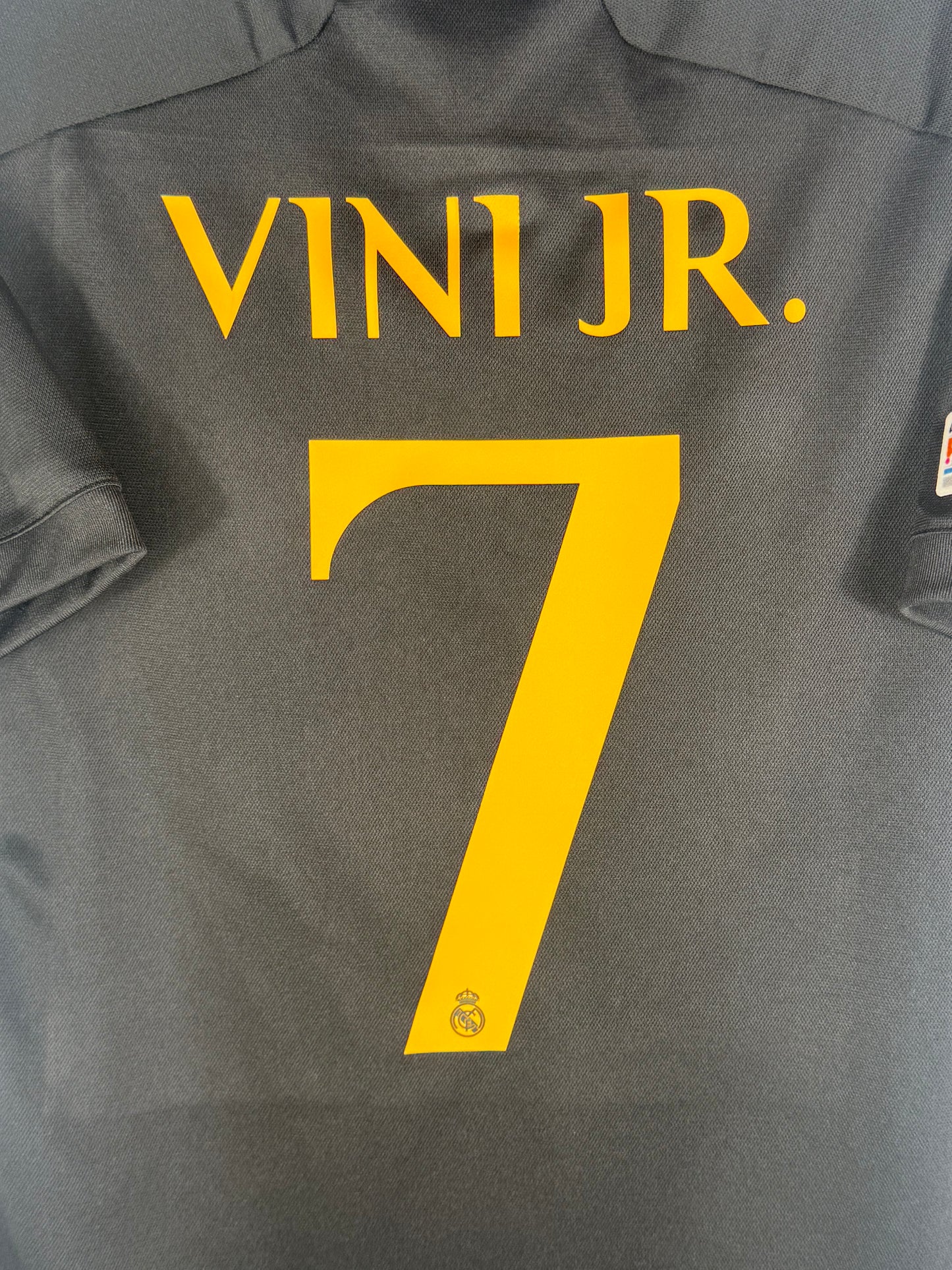 Zoom sur le nom VINI JR. et le numéro 7 jaune sur le maillot Third.