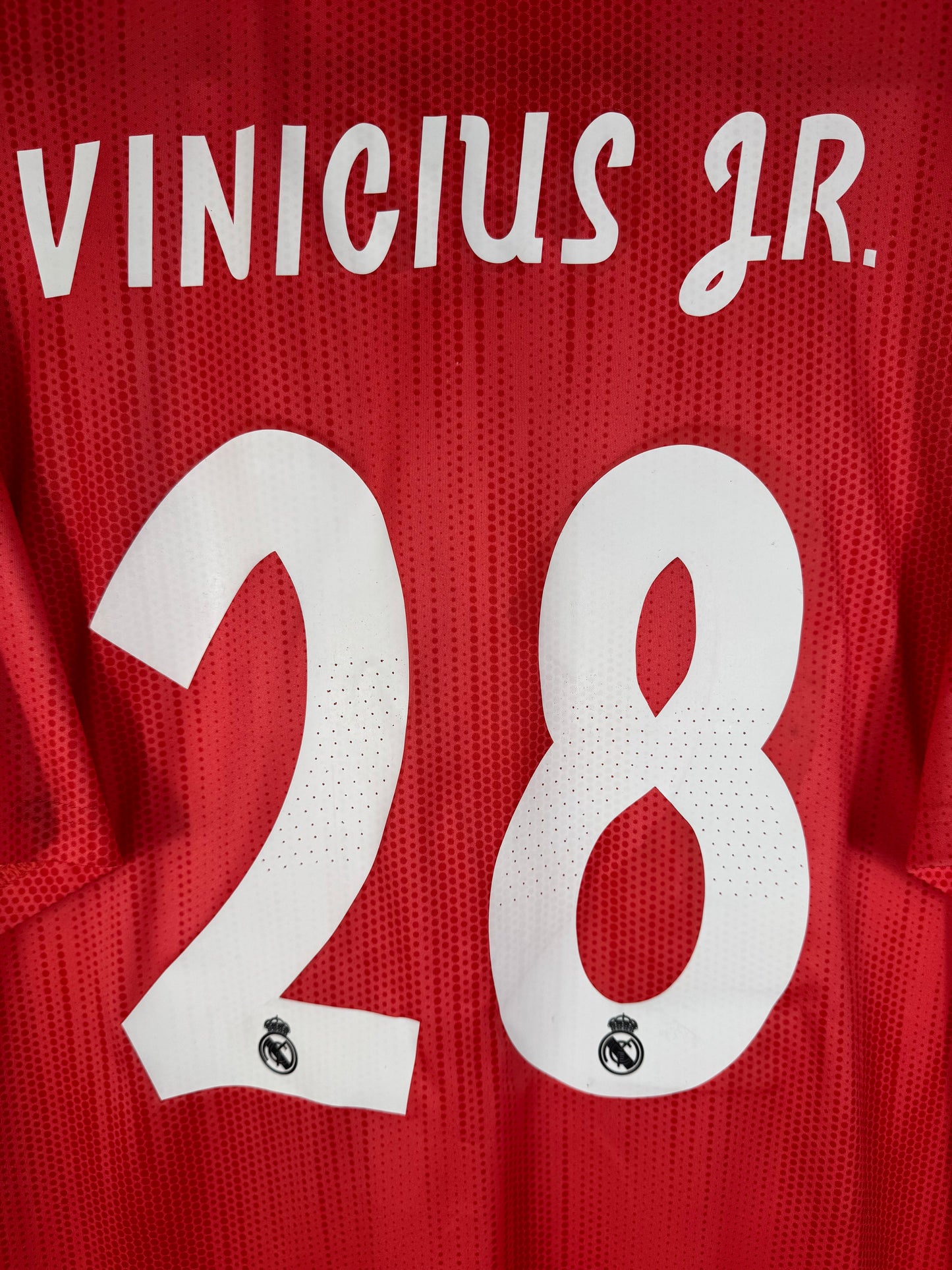 Zoom sur le nom VINICIUS JR. et le numéro 28 blanc, typographie officielle Ligue des Champions 2018-2019.