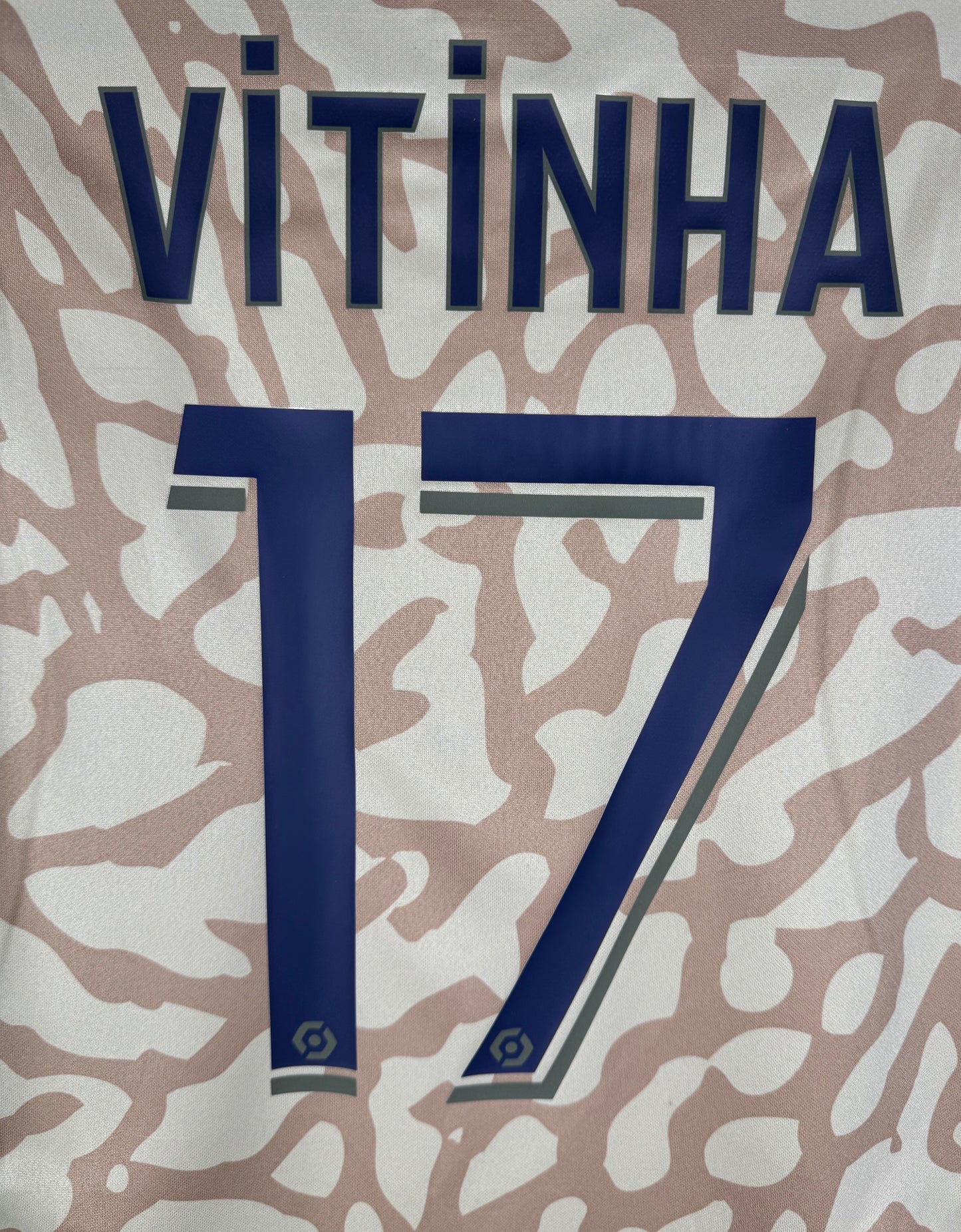 Zoom sur le nom VITINHA et le numéro 17 avec le détail du motif maillot en fond.