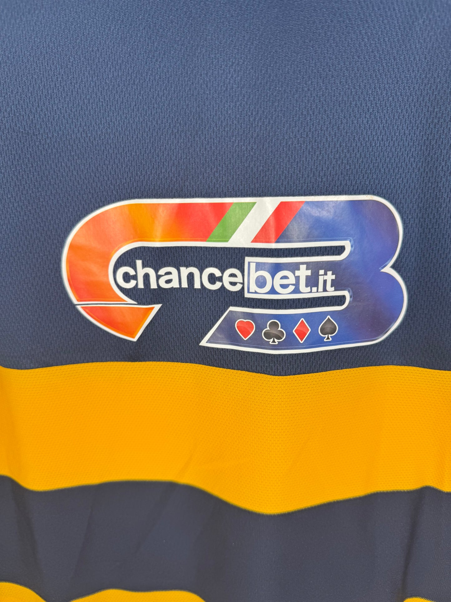 Zoom sur le sponsor secondaire Chancebet.it présent au bas du dos.