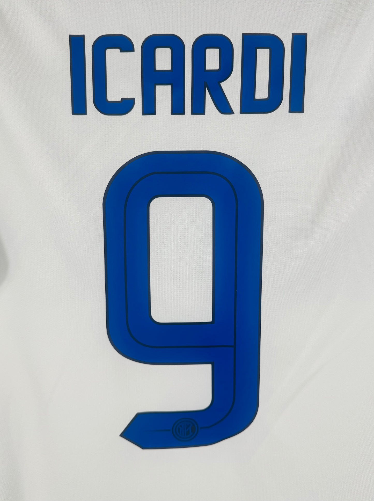 Détail du flocage officiel Icardi 9 sur un maillot de l'Inter Milan 2016/17 extérieur.