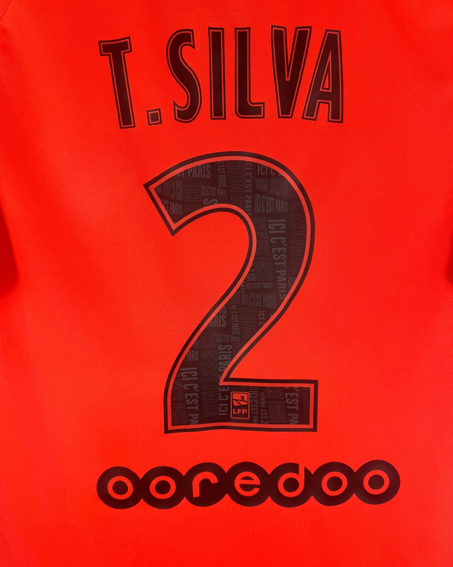 Détail du flocage officiel T. SILVA numéro 2 avec logo Ooredoo sur maillot PSG extérieur.