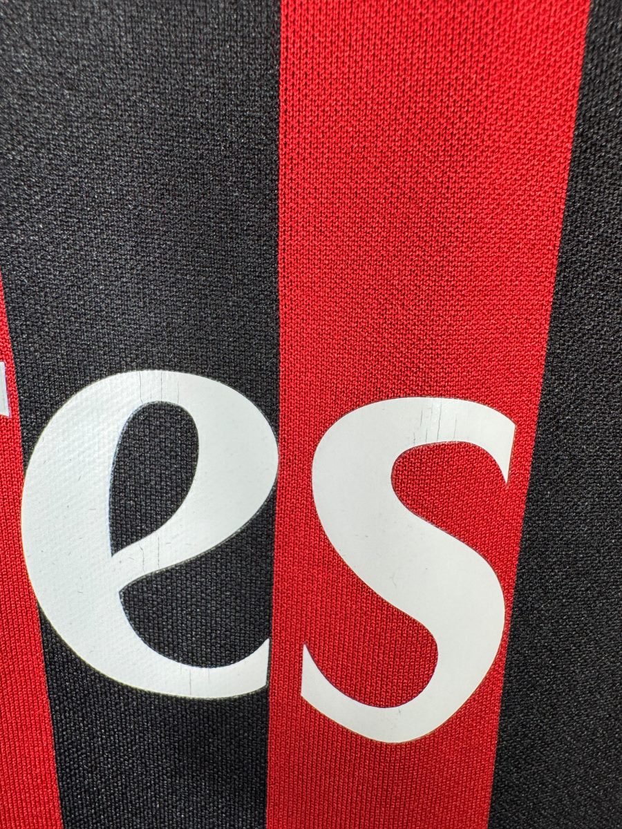 Second gros plan de la micro craquelure du sponsor Fly Emirates sur le maillot AC Milan 2016-2017