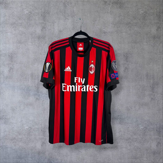 Maillot AC Milan domicile 2017-2018 adidas de face, rayures rouges et noires, sponsor Fly Emirates