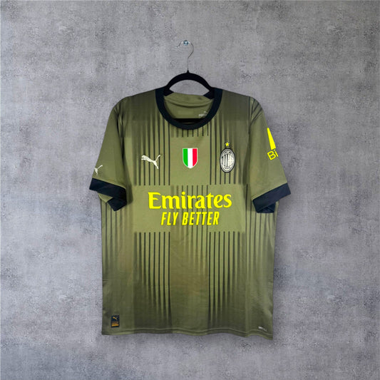 Vue de face du maillot AC Milan Third 2023 vert olive avec le patch Scudetto de champion.