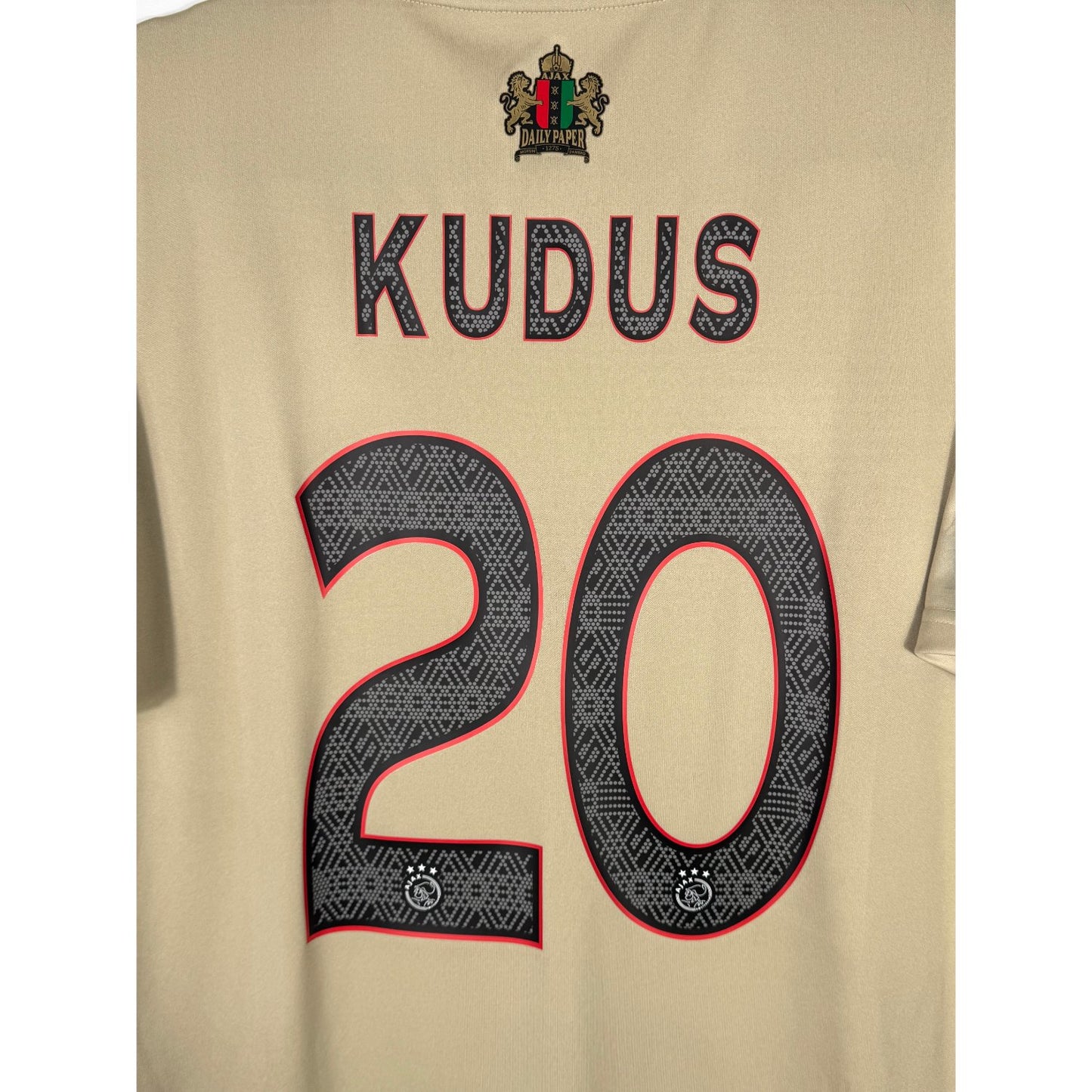 Détail de la typographie du flocage sur le numéro 20 de Mohammed Kudus