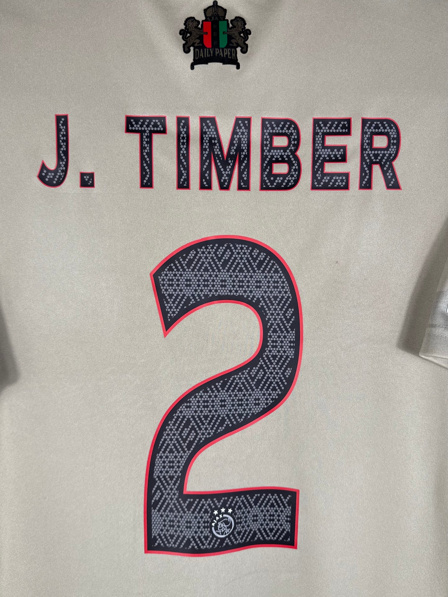 Détail de la typographie du flocage sur le numéro 2 de Jurriën Timber