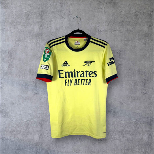Vue de face du maillot Arsenal Extérieur 2021/22 jaune perle avec logo Canon rétro bleu marine et sponsor Emirates.