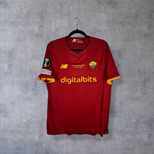 Face du maillot AS Roma 2021-2022 New Balance, sponsor digitalbits et marquage finale Tirana 2022