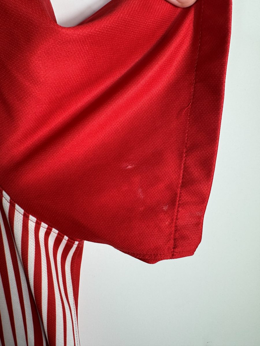 Détail accroc léger sur la manche, maillot Atletico Madrid 2018-2019