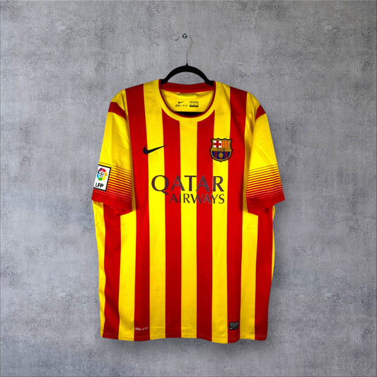 Vue de face du maillot FC Barcelone Extérieur 2013/14 aux bandes catalanes Senyera avec sponsor Qatar Airways.
